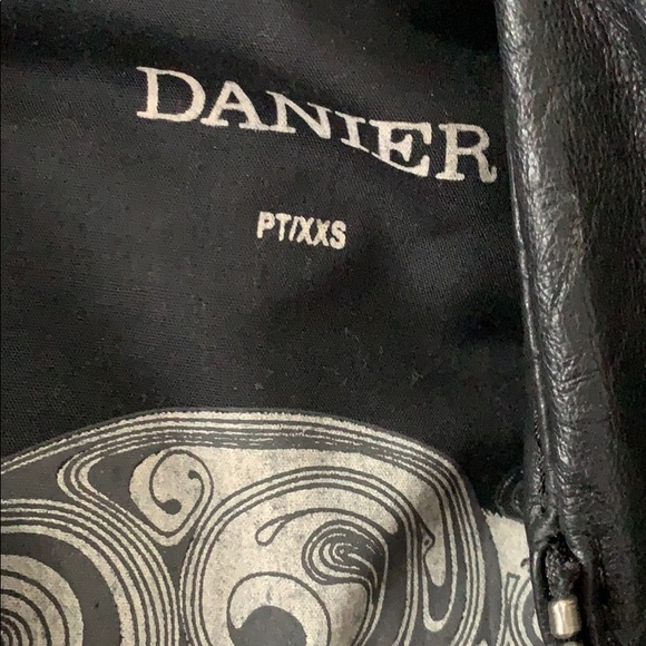 Leather jacket - Picture 4 of 10